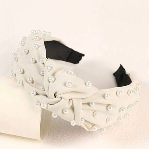 Egg shell colored pearls all around the headband. Beautiful, clean & elegant.